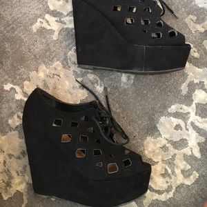Black wedges